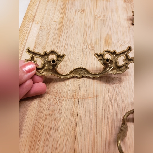 Set of 5 Vintage French Provincial Style Drawer Pulls Brass Tone - Picture 8 of 11